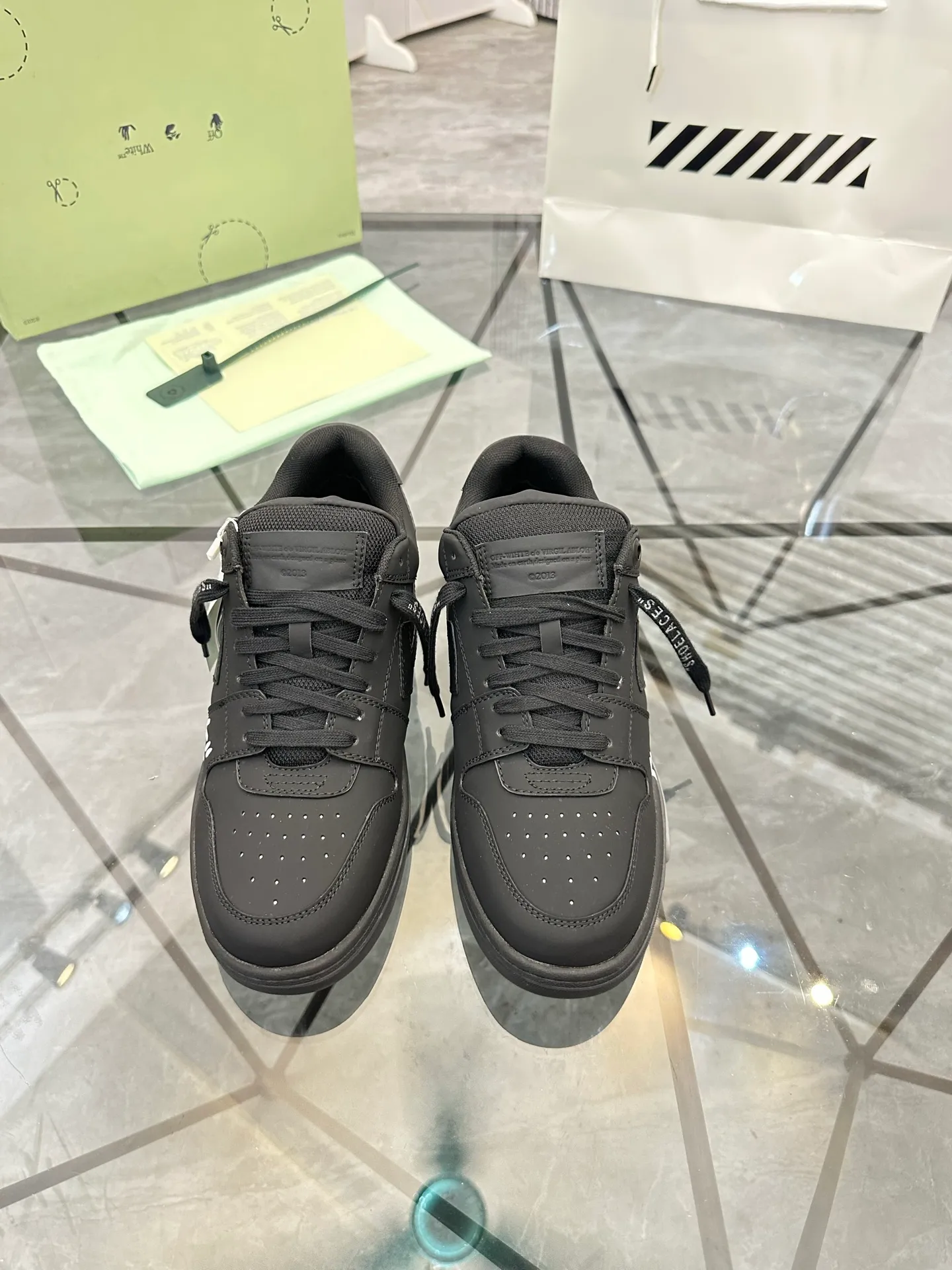 Selling men's shoes 💰: 💰P600¥ High-end top quality (leather buckle plus 10) Product trademark: OFF WHITE * "OFF WHITE*" low-top casual shoes Regular size: 35-45 (can be customized to 46) Couple style Product material: imported first-layer cowhide leather upper, breathable lining, original outsole. No.: H203